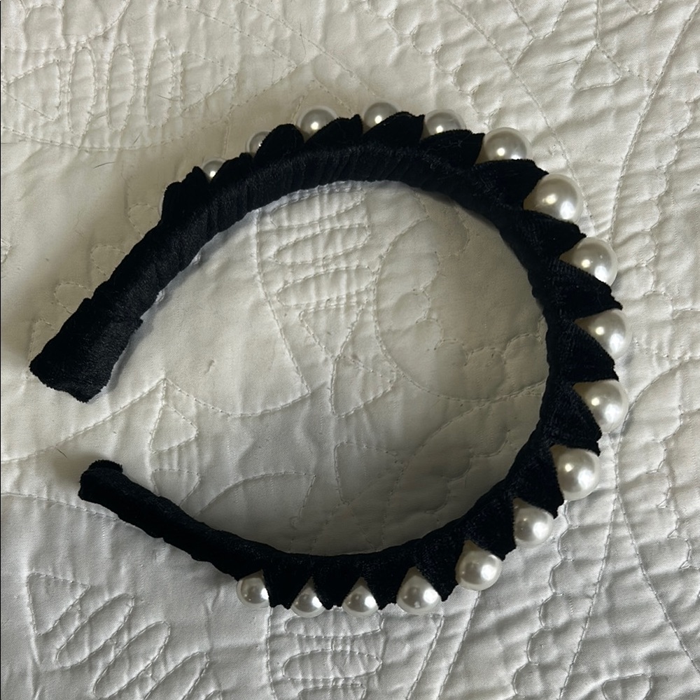 Elegant Black and White Pearl Headband
